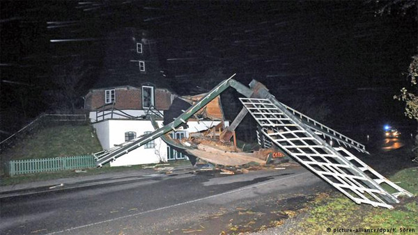 Bão phá nát nhiều nước châu Âu